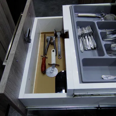 Cần gạt khóa nam châm & tay nắm ẩn cho ngăn kéo bếp