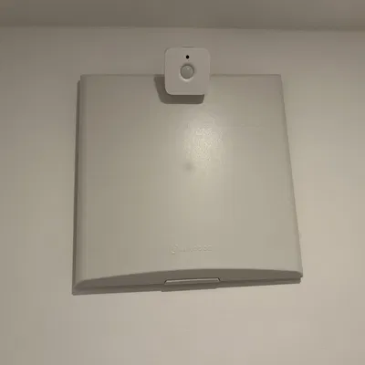 Đế Gắn Cảm Biến Chuyển Động Hue Lên Tấm Che Gió Limodor