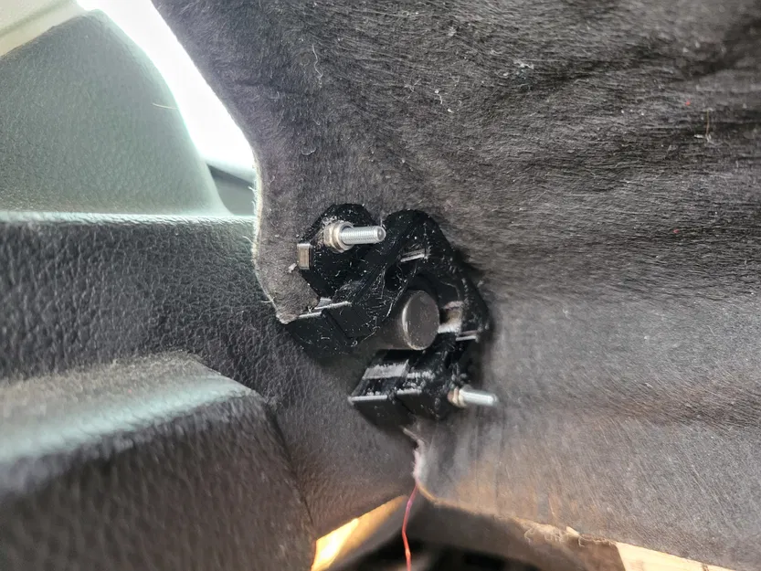 Chân đỡ mui hành lý Ford Focus - Image 1