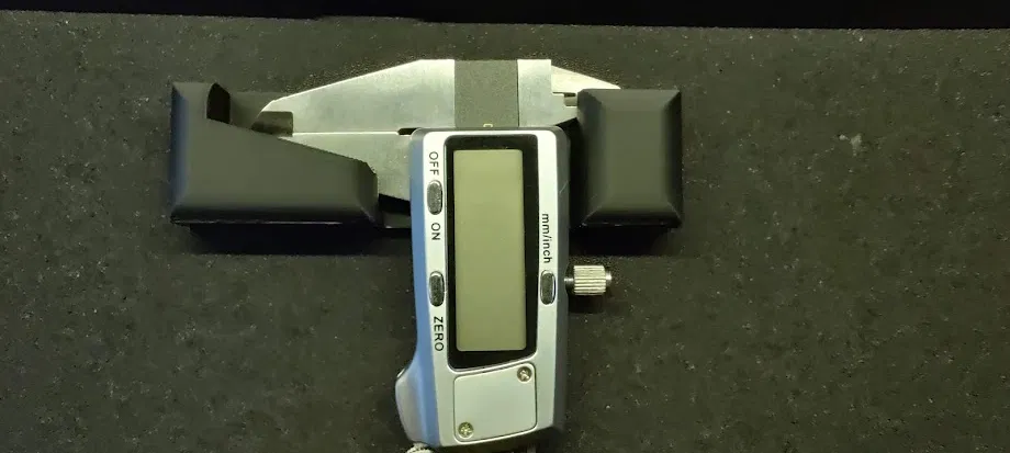 Giá đỡ thước kẹp có lỗ gắn kín - Image 1