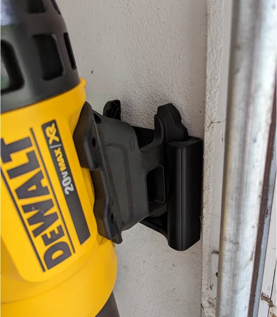 Treo máy thổi lá DeWalt lên tường - Image 1