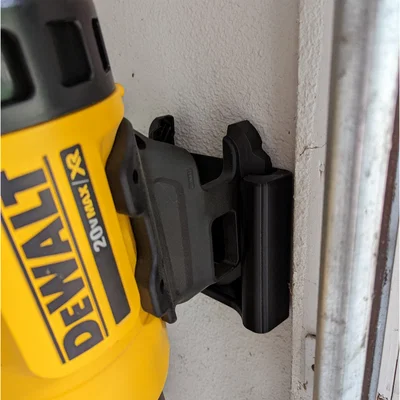 Treo máy thổi lá DeWalt lên tường