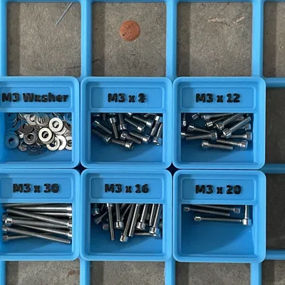 Hộp Gridfinity M3 - M5 có nhãn đựng ốc vít