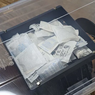 Bộ Hộp Chống Ẩm IKEA SAMLA Có Giá Đỡ Hạt Hút Ẩm Nam Châm