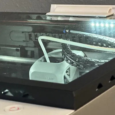 Giá đỡ kính trên Bambu Lab X1C có lỗ thông hơi, nam châm, rãnh LED và bản lề tùy chọn