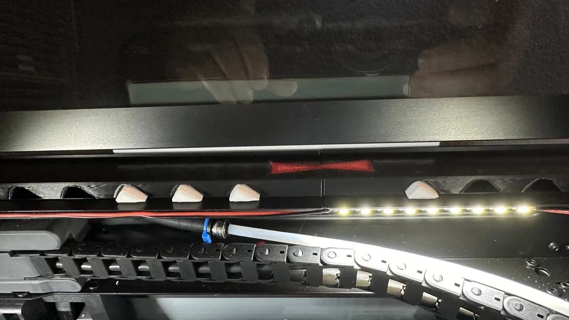 Giá đỡ kính trên Bambu Lab X1C có lỗ thông hơi, nam châm, rãnh LED và bản lề tùy chọn - Image 3