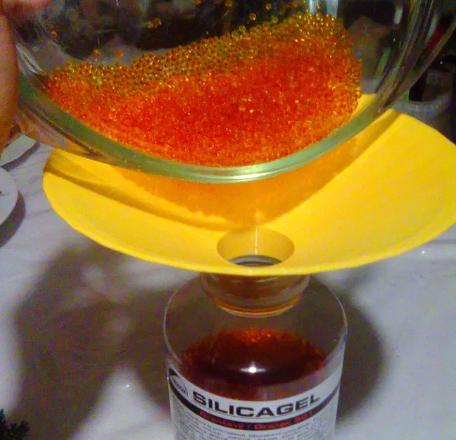 Phễu đổ Silicagel đã phục hồi vào hộp 800g - Image 1