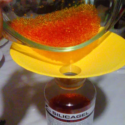 Phễu đổ Silicagel đã phục hồi vào hộp 800g