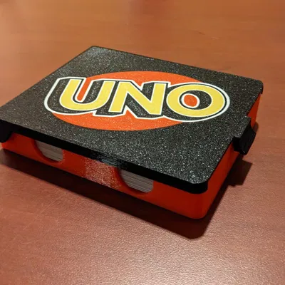 Hộp đựng bài UNO có chốt và logo MMU