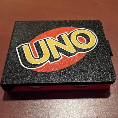 Hộp đựng bài UNO có chốt và logo MMU