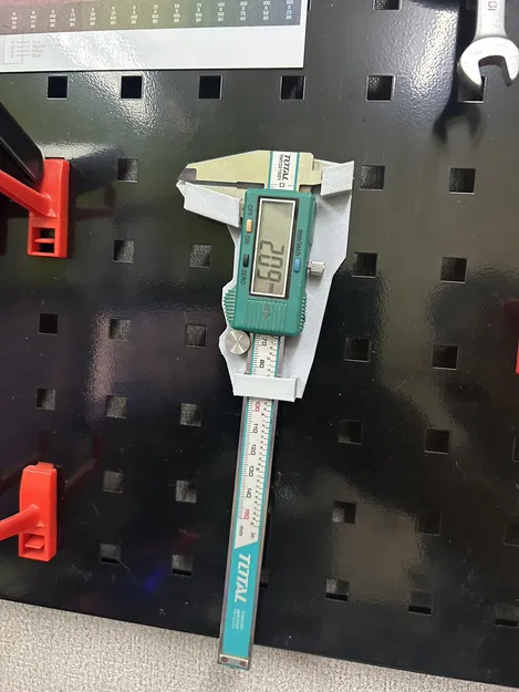 Kệ Giữ Thước Cặp Vernier Cho Bảng Ghim (Lỗ Vuông) - Image 1