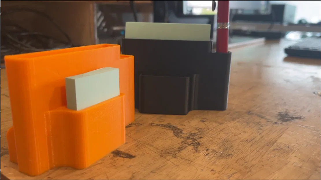 Kệ Giấy Sticky Note Có Chỗ Cắm Bút - Image 1