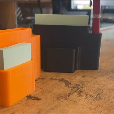 Kệ Giấy Sticky Note Có Chỗ Cắm Bút