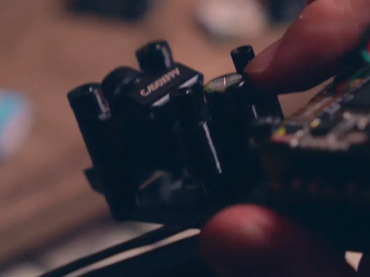 Giá đỡ nắp tụ TBS Source One V5 - Image 1