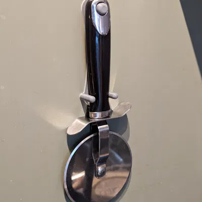 Giá Treo Dao Cắt Pizza Lên Tường