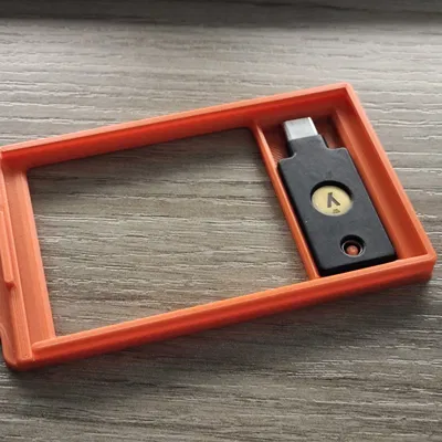 Giá Đựng Thẻ Cư Trú Kèm YubiKey – Không Cần Hỗ Trợ, Lỗ Móc Khóa Bền Hơn