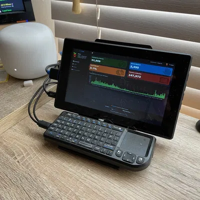 Giá đỡ màn hình Wavelength 7 kèm chỗ gắn Raspberry Pi và bàn phím