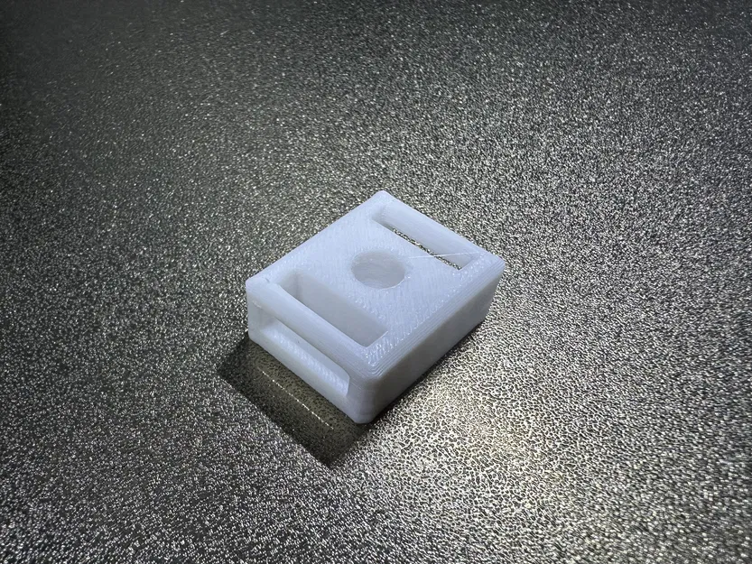 Đế Gắn Dây Rút Velcro ½ Inch Dưới Bàn - Image 1