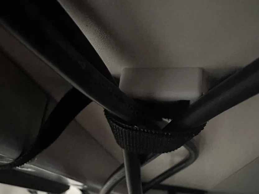 Đế Gắn Dây Rút Velcro ½ Inch Dưới Bàn - Image 2