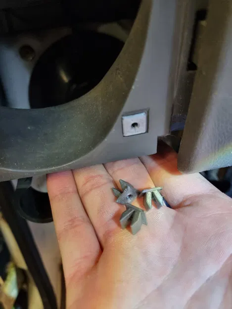 Kẹp Ốc Loa Subaru Sambar - Image 1