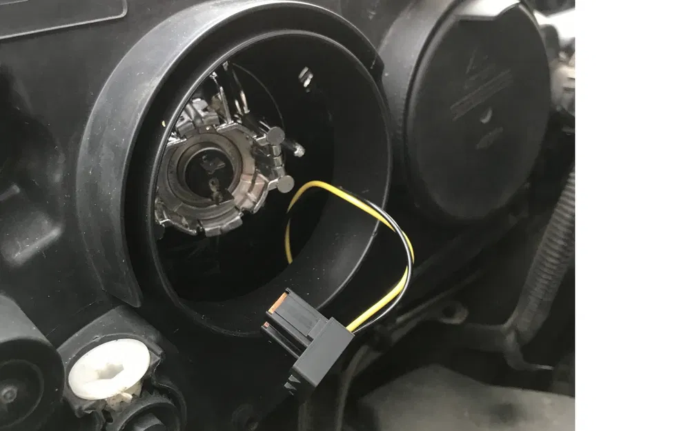 Nắp Đèn Pha Peugeot Partner 2008-2012 - Image 1