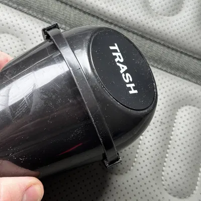 Kẹp Chống Bật Nắp Thùng Rác Xe Hơi