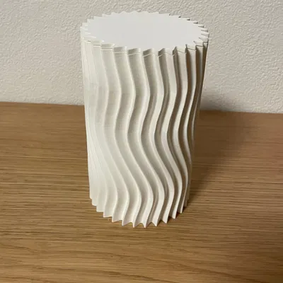 Chậu hoa hoặc lọ có họa tiết nổi