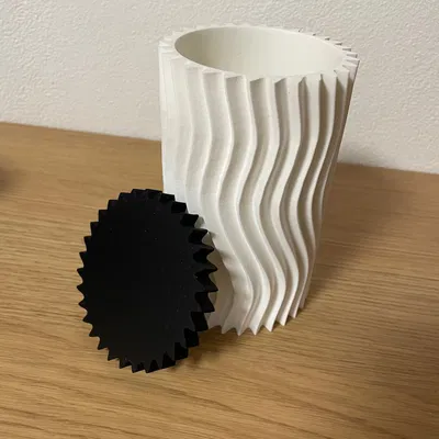 Chậu hoa hoặc lọ có họa tiết nổi