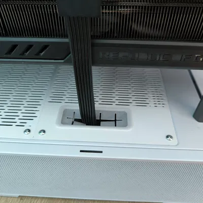 Đế Lian Li Lancool 216 V2 có Lỗ Luồn Dây TPU