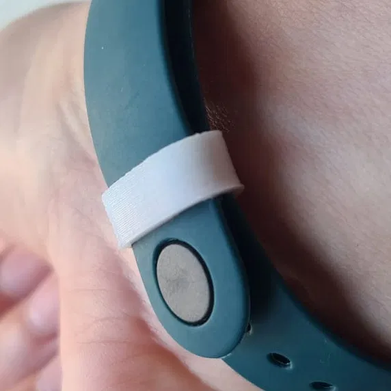 Giá giữ dây đeo Xiaomi Mi Band 5/6/7 Amazfit Band 5 bo tròn - dây hẹp - Image 2