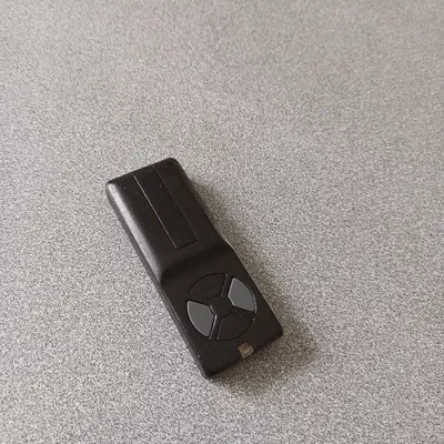 Chân giữ remote mở cửa garage