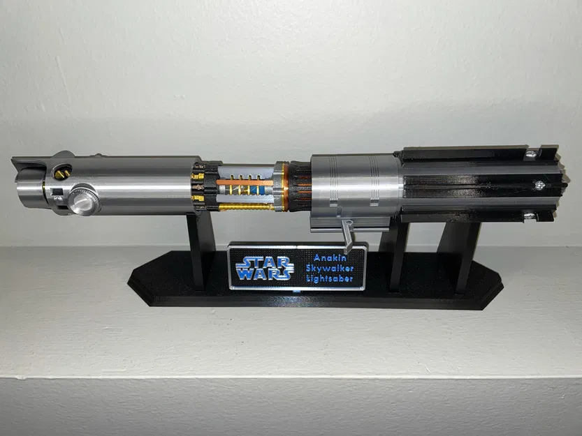 Mô hình thanh kiếm ánh sáng Anakin Skywalker hé lộ khoang crystal - Star Wars - Image 2