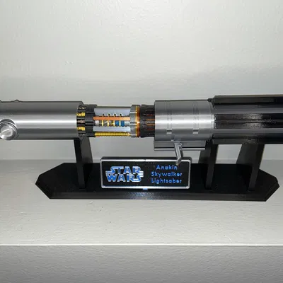 Mô hình thanh kiếm ánh sáng Anakin Skywalker hé lộ khoang crystal - Star Wars