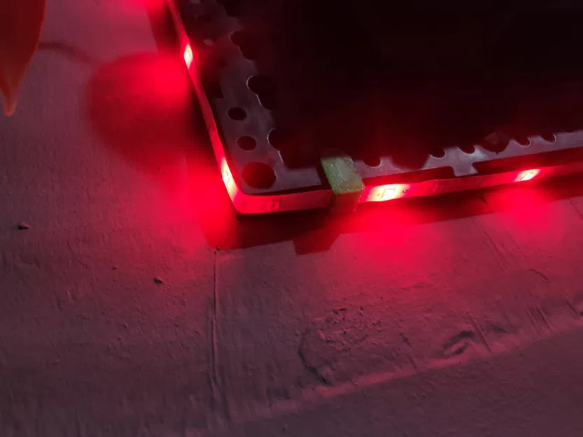 Giá Đỡ Dây Đèn LED Cho Bảng Pegboard - Image 1