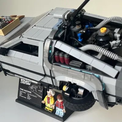 Chân đế Lego DeLorean