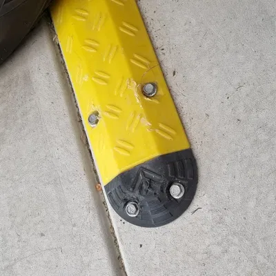 Thanh Chắn Tốc Độ / Gờ Giảm Tốc Có Khe Luồn Dây Điện