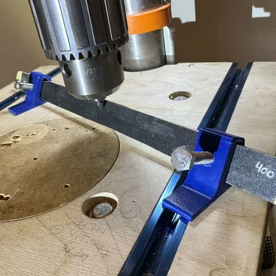 Khuôn Dũa Máy Khoan Bàn Để Tạo Mũi Nhọn và Vát Cạnh