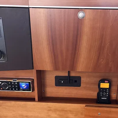 Giá treo tường AudioEngine B1 có keystone