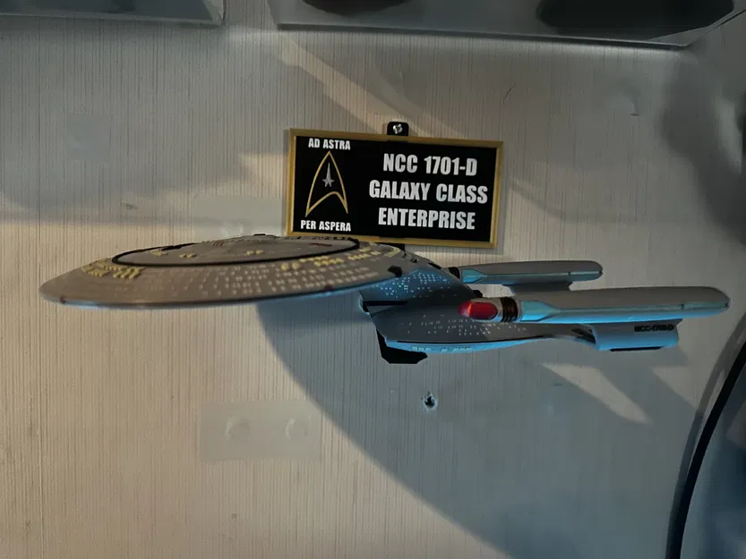 Giá treo tường tàu Enterprise D - Image 1