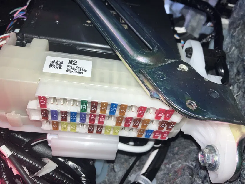 Nắp Hộp Cầu Chì Phân Phối Nguồn Toyota Corolla Cross Hybrid Mở Rộng - Image 7