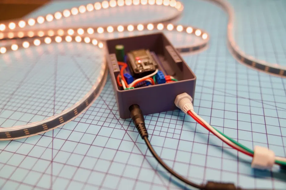 Hộp đựng WLED + ESP32 có nắp nam châm - Image 1