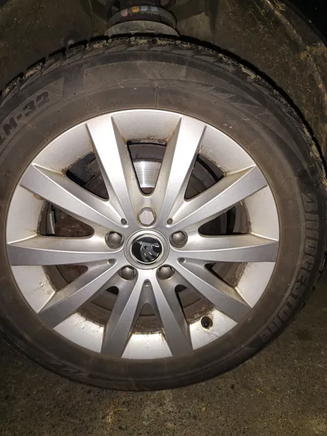 Nắp Chụp Bu-lông Bánh Xe Skoda Octavia II Có Khóa - Image 1