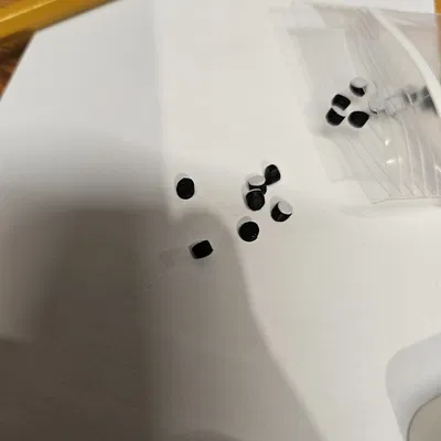 Mắt và cúc người tuyết mã hóa màu để dễ gắn hơn