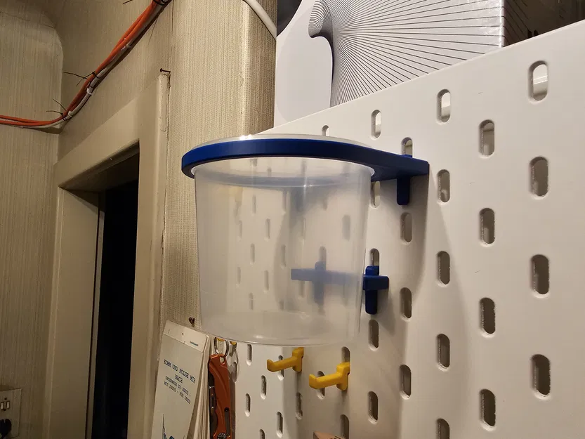 Kẹp đựng ly 500ml đường kính 96.5mm cho bảng SKADIS - Image 1