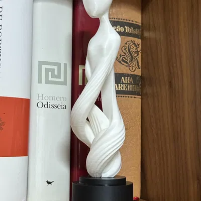 Tượng Phụ Nữ Xoắn Ốc