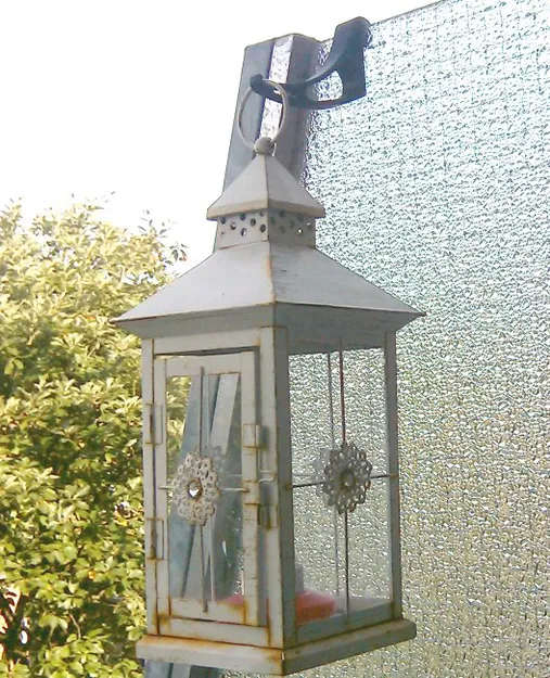 Giá Đỡ Đèn Lồng Cho Lan Can Ban Công (Chỉ Dùng Pin) - Image 1