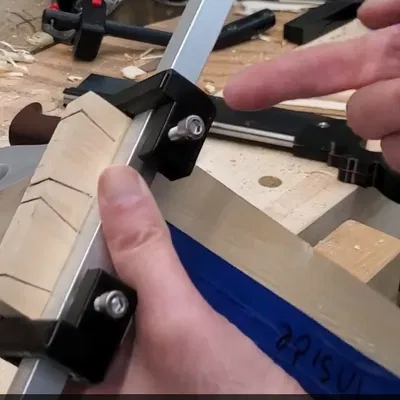 Khuôn Chia Đuôi Én