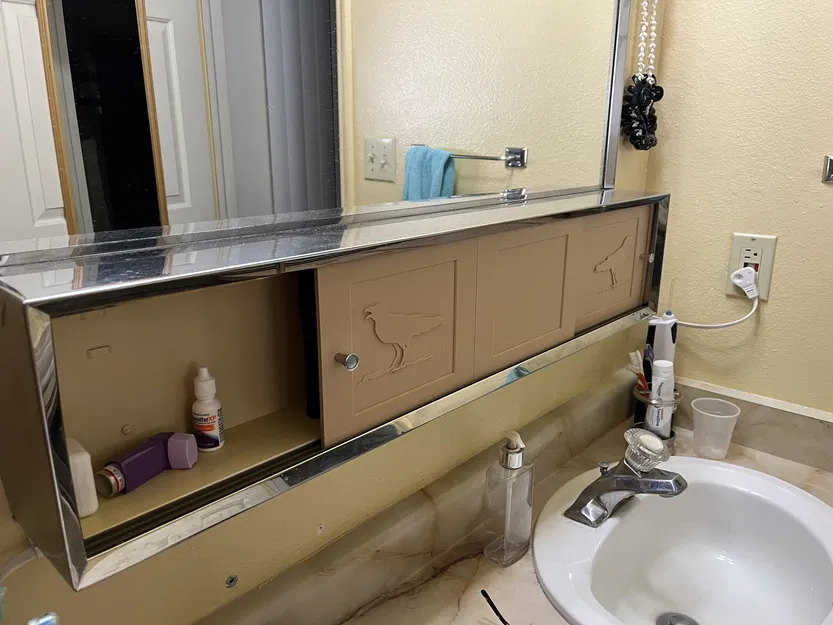 Cửa Tủ Thuốc Kiểu Cũ - Image 1