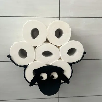 Mô hình cừu với cuộn giấy vệ sinh