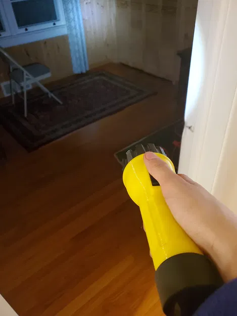 Lethal Company - Mô Hình Đèn Pin "Pro Flashlight" Tỷ Lệ 1:1 - Image 4